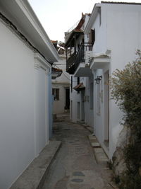 Narrow alley in alley