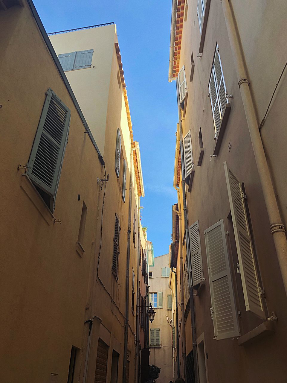 LOW ANGLE VIEW OF BUILDINGS IN CITY AGAINST SKY