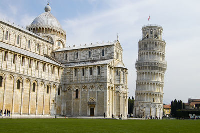 Leaning tower of pisa against cloudy sky