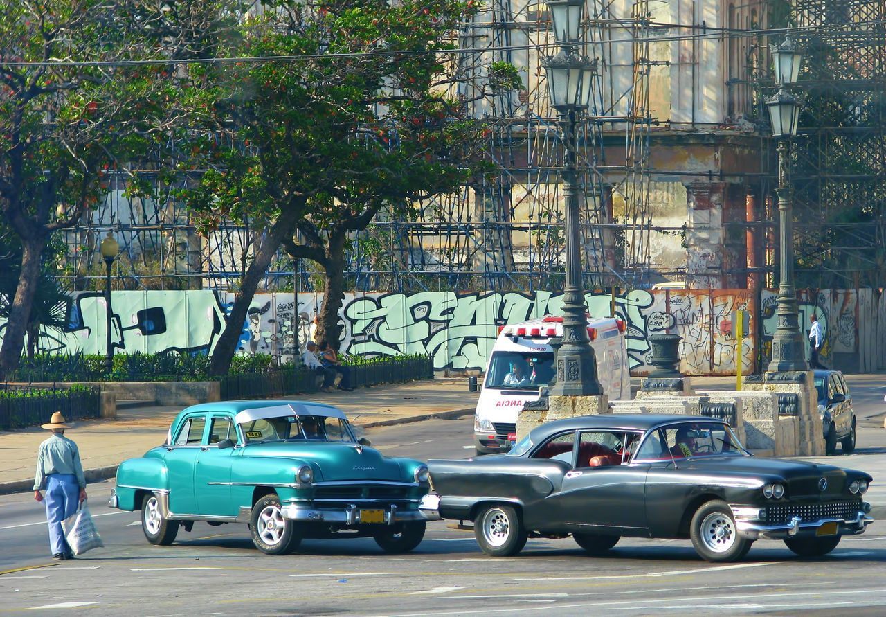 CARS ON STREET BY BUILDINGS