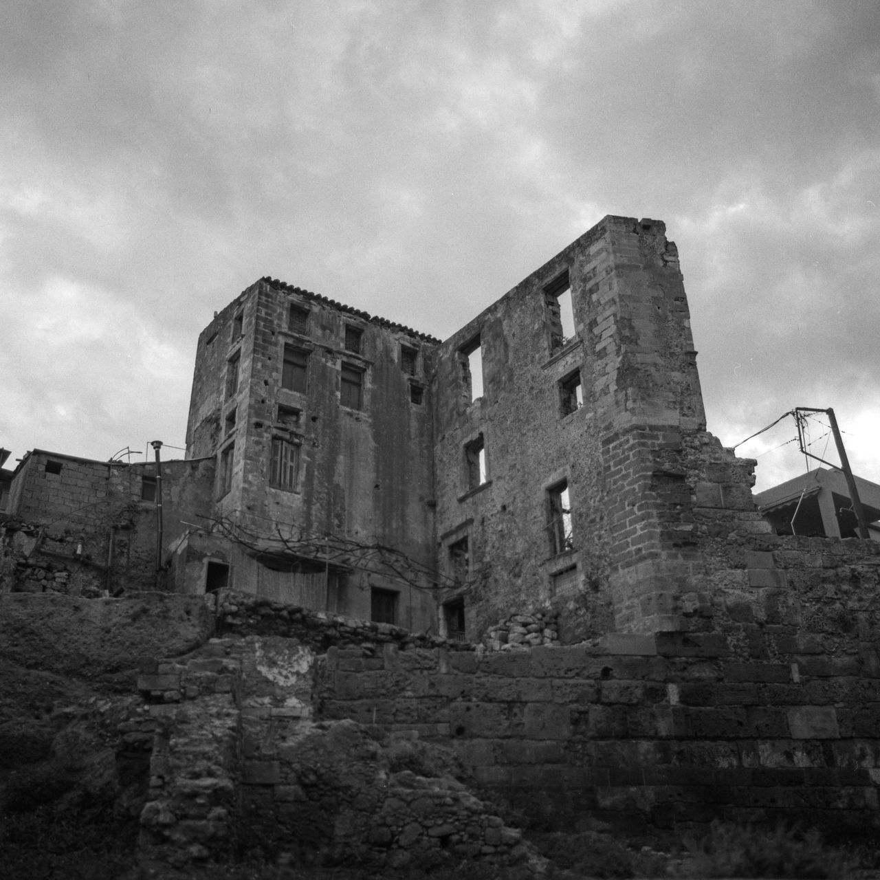 architecture, ruins, sky, built structure, history, black and white, castle, building exterior, the past, cloud, building, monochrome, monochrome photography, old ruin, old, nature, low angle view, no people, abandoned, wall, ancient history, fort, travel destinations, ancient, outdoors, house, damaged, ruined, travel, black, fortification, rundown