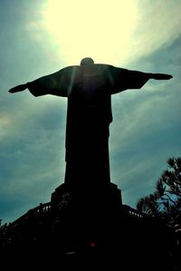 Silhouette statue against sky