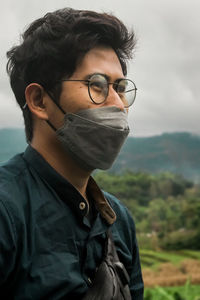 Young man wearing sunglasses against sky