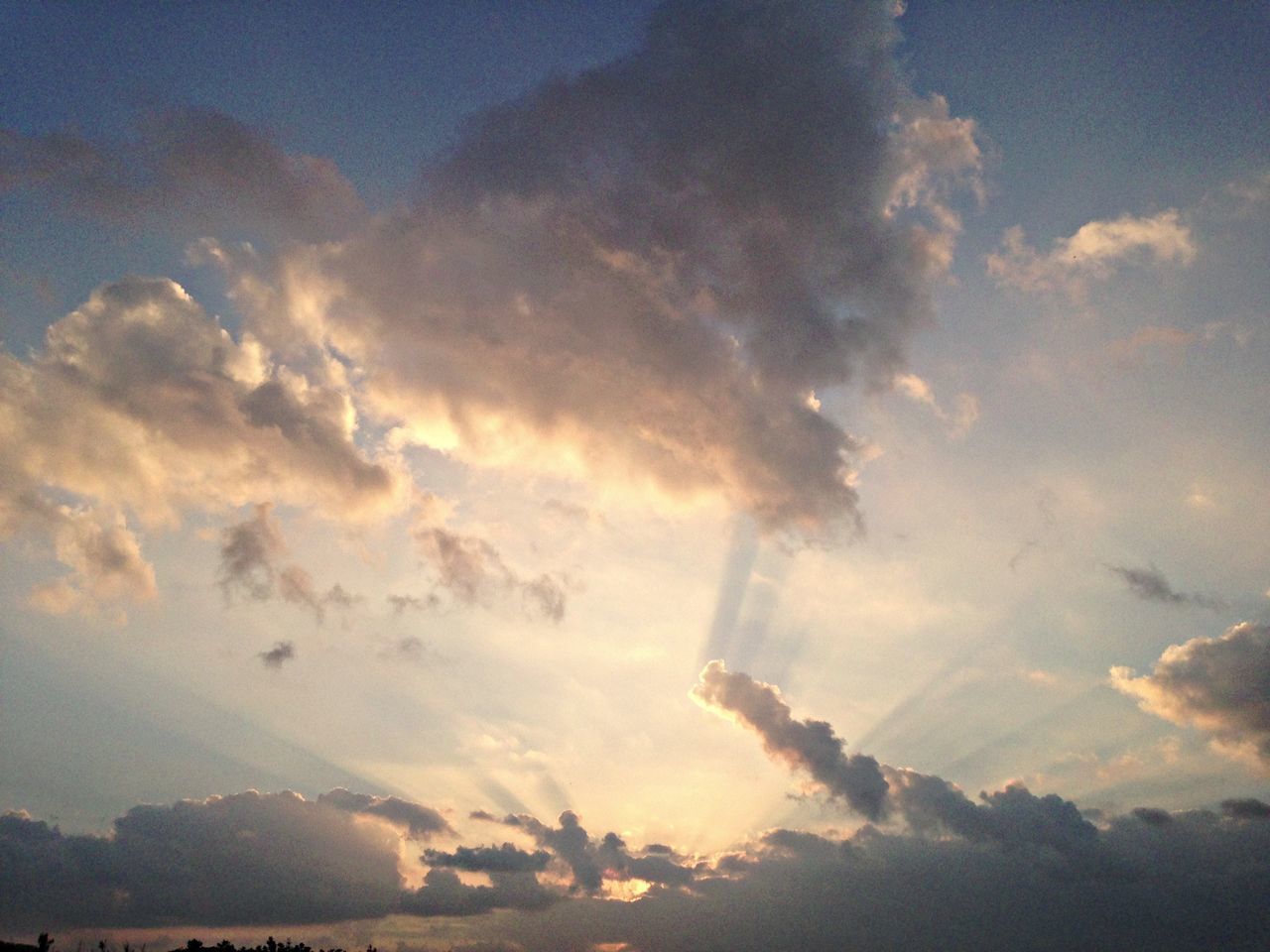 sky, scenics, beauty in nature, cloud - sky, tranquil scene, tranquility, nature, cloudscape, idyllic, cloudy, sunset, sky only, low angle view, cloud, sunbeam, majestic, sunlight, sun, outdoors, no people