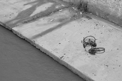 The bicycle left at the riverside 