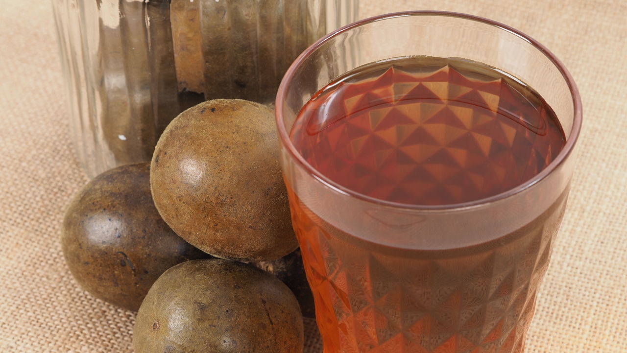 HIGH ANGLE VIEW OF DRINK ON TABLE