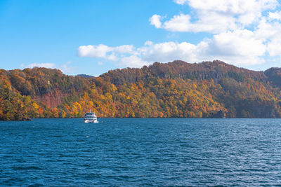 Lake towada sightseeing cruises fall foliage season. towada hachimantai national park, aomori, japan