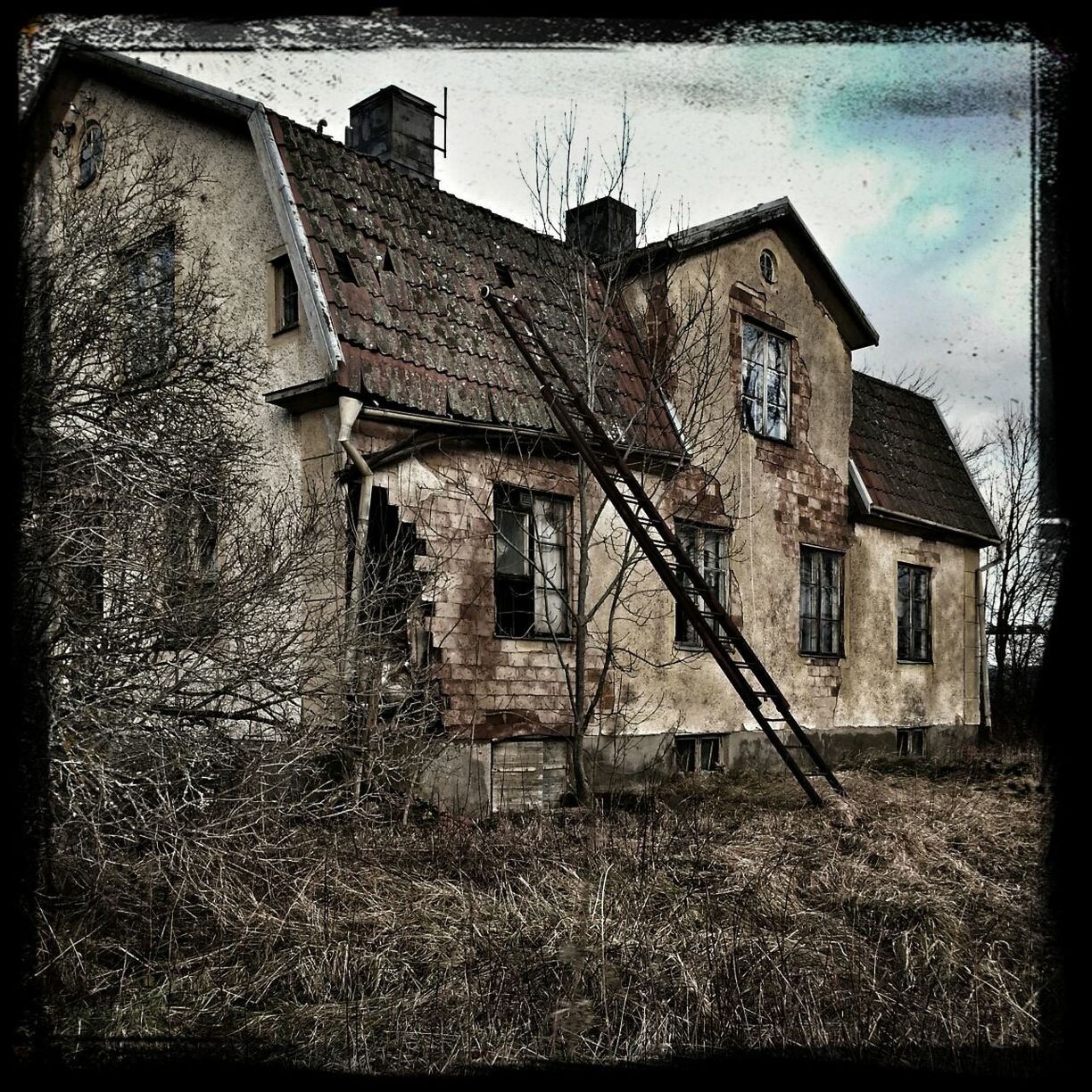 building exterior, architecture, built structure, transfer print, auto post production filter, abandoned, old, house, damaged, obsolete, window, deterioration, sky, run-down, residential structure, low angle view, weathered, day, exterior, bad condition