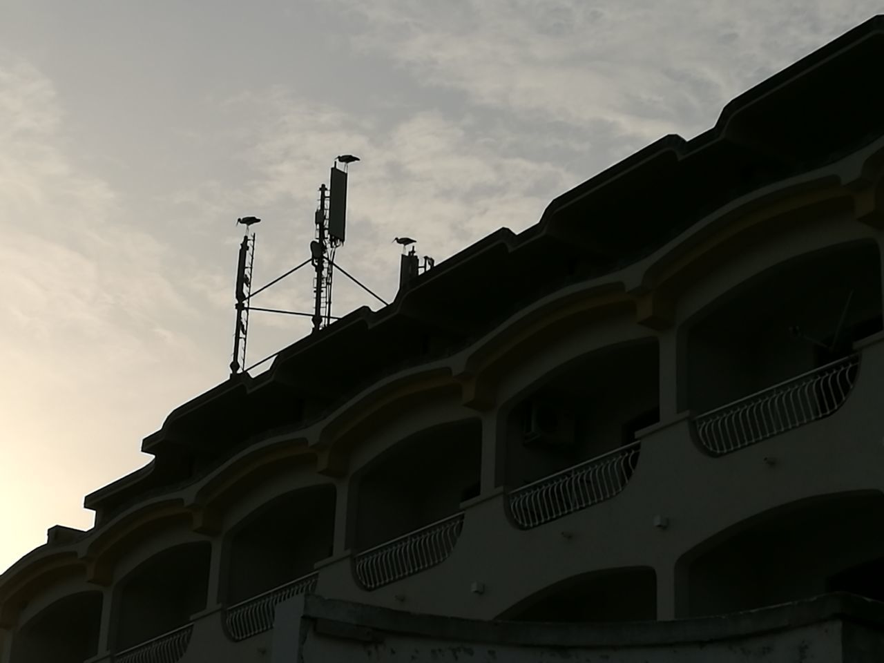 LOW ANGLE VIEW OF HISTORIC PALACE AGAINST SKY