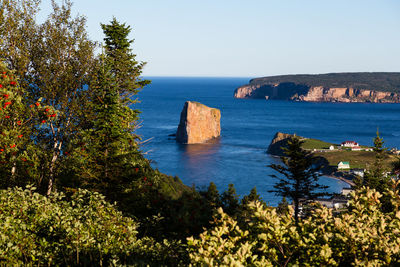 High angle selective focus back view of the famous limestone percé rock and bonaventure island