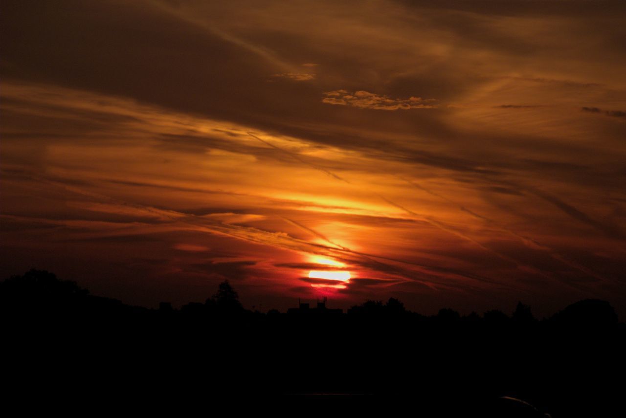 sunset, silhouette, scenics, tranquil scene, beauty in nature, tranquility, sky, orange color, sun, idyllic, nature, cloud - sky, landscape, sunlight, dark, tree, cloud, dramatic sky, outdoors, majestic