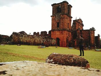 Old ruins of building against sky