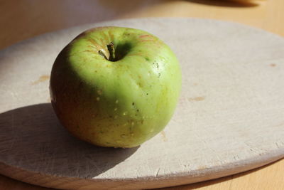 Close-up of granny smith apple on cutting board