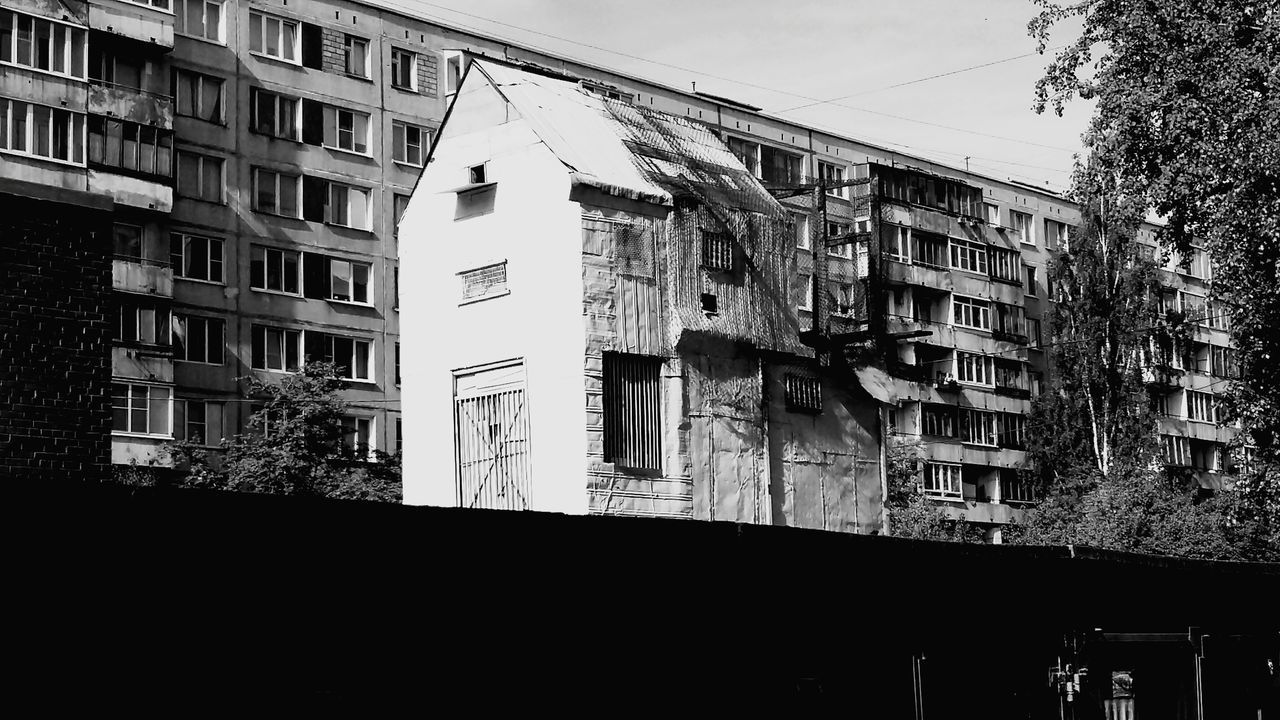 architecture, building exterior, built structure, no people, window, residential building, outdoors, day, sky, city