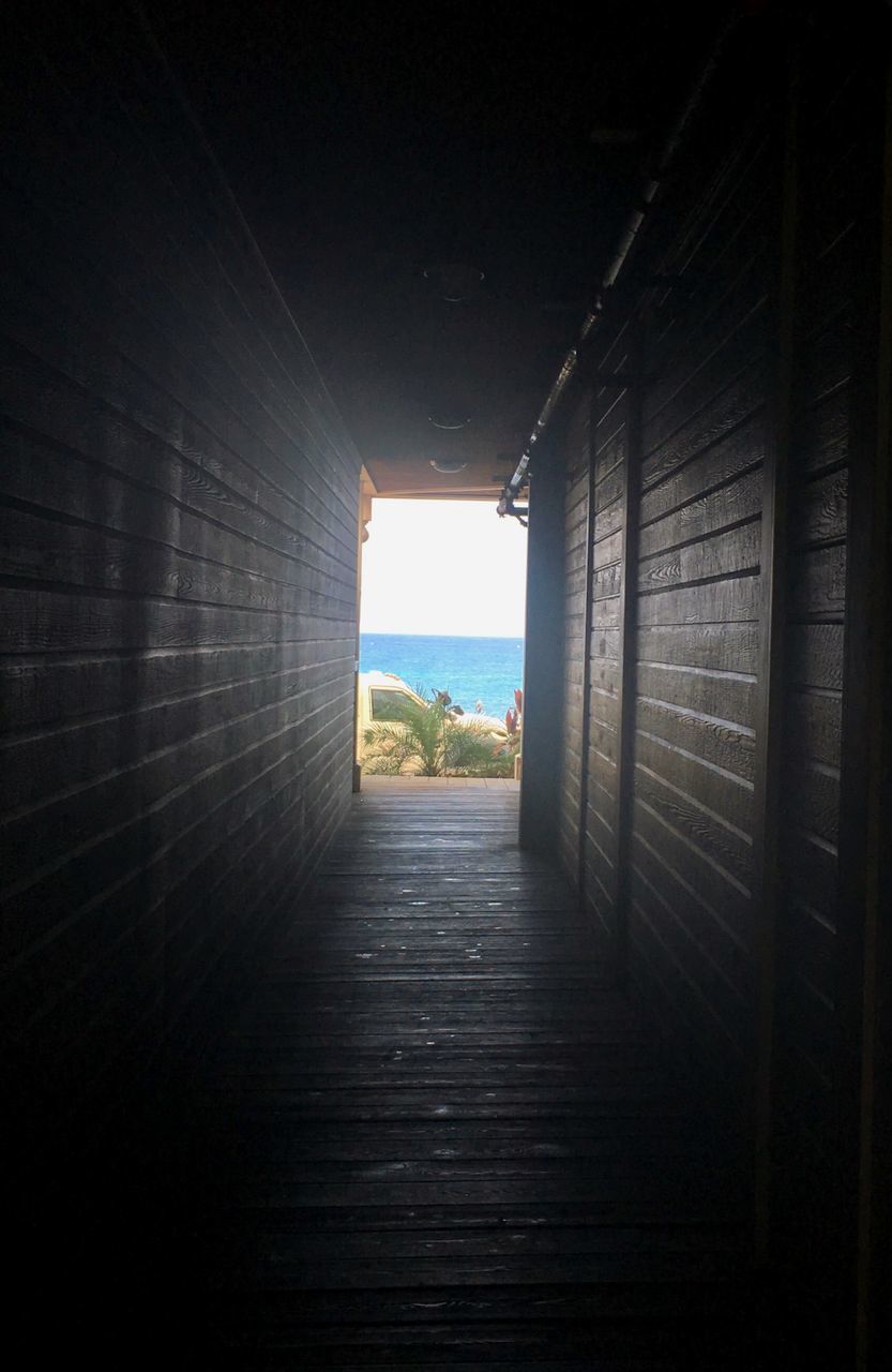 EMPTY CORRIDOR IN BUILDING