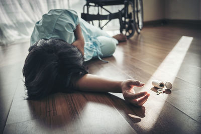 Disabled patient fallen from wheelchair by medicines due to heart attack