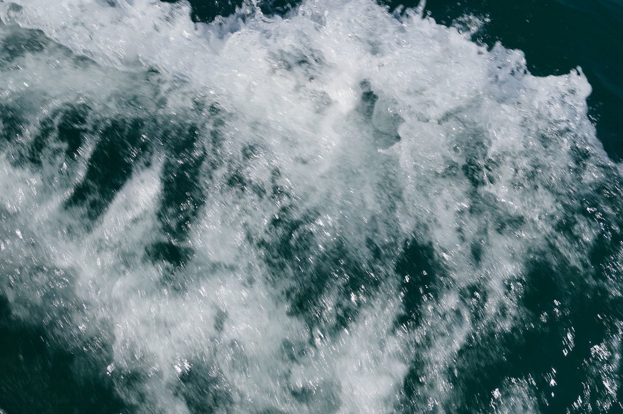 HIGH ANGLE VIEW OF SEA WAVES SPLASHING