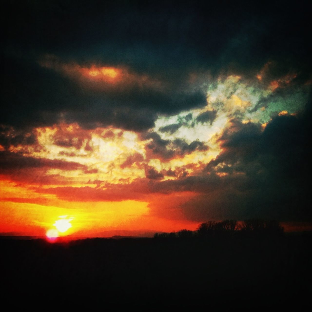 sunset, scenics, sky, beauty in nature, tranquil scene, silhouette, orange color, tranquility, cloud - sky, dramatic sky, idyllic, nature, landscape, cloudy, cloud, sun, majestic, dark, atmospheric mood, moody sky