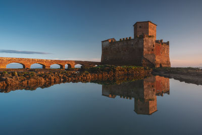 Arch bridge against sky