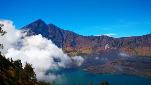Mount baru jari and segara anak lake in rinjani mountain