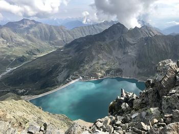 Panoramic view of lake and mountains against sky