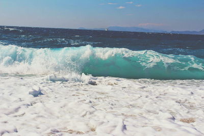 Waves splashing on rocks