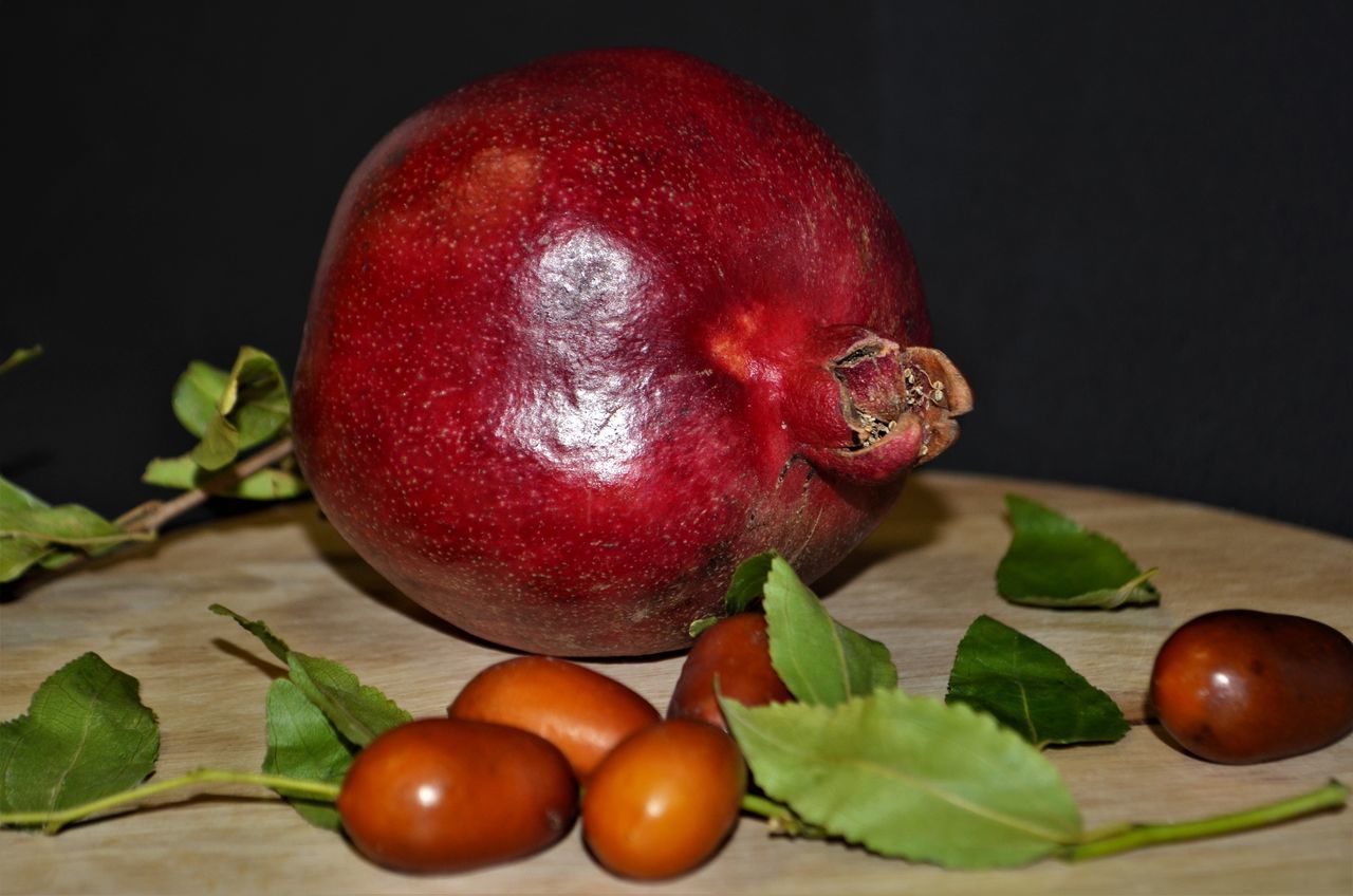 CLOSE-UP OF APPLES ON TABLE