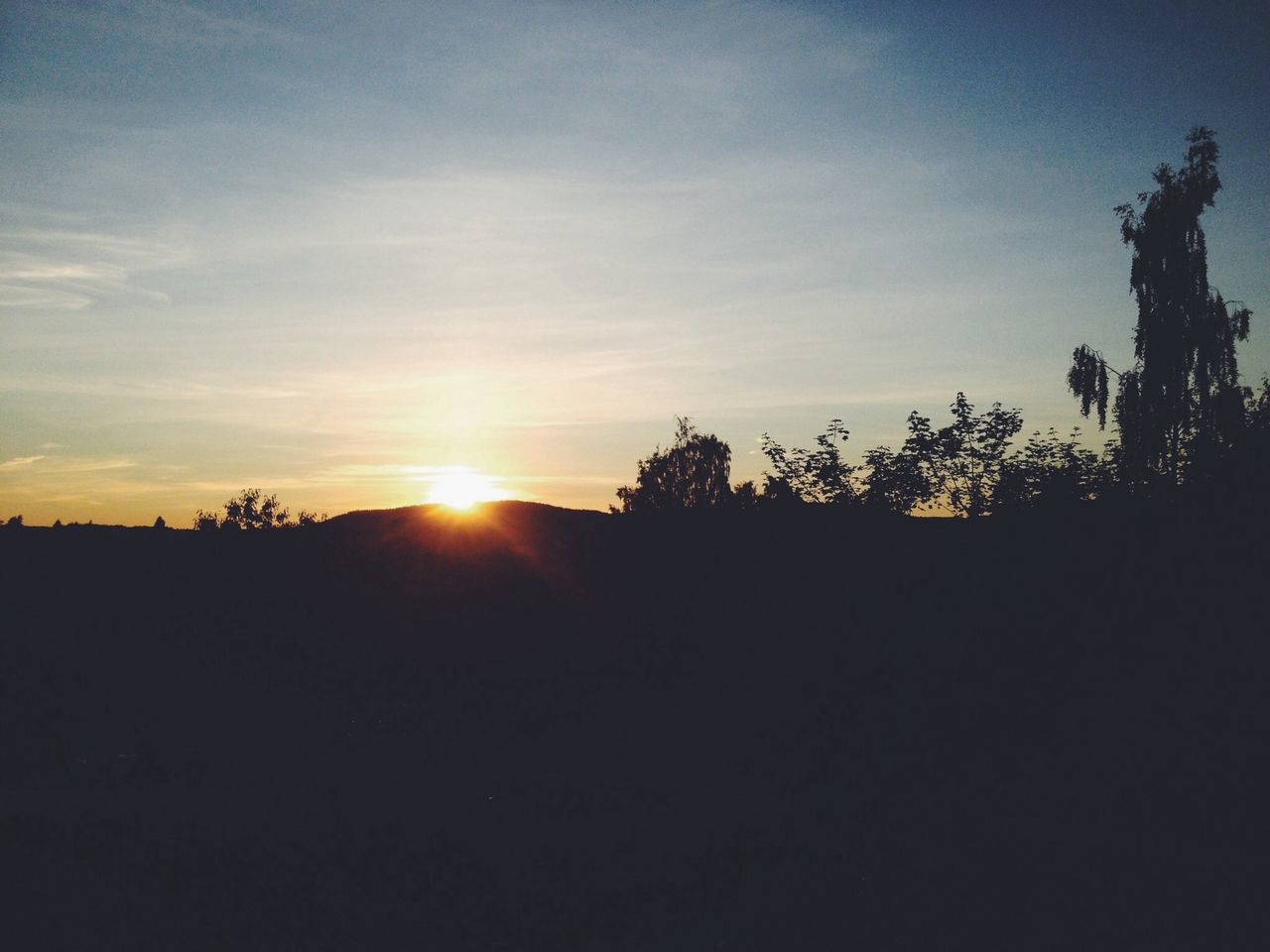 sunset, silhouette, tranquil scene, sun, tranquility, scenics, beauty in nature, sky, tree, nature, idyllic, landscape, sunlight, orange color, dark, outline, sunbeam, copy space, outdoors, cloud - sky