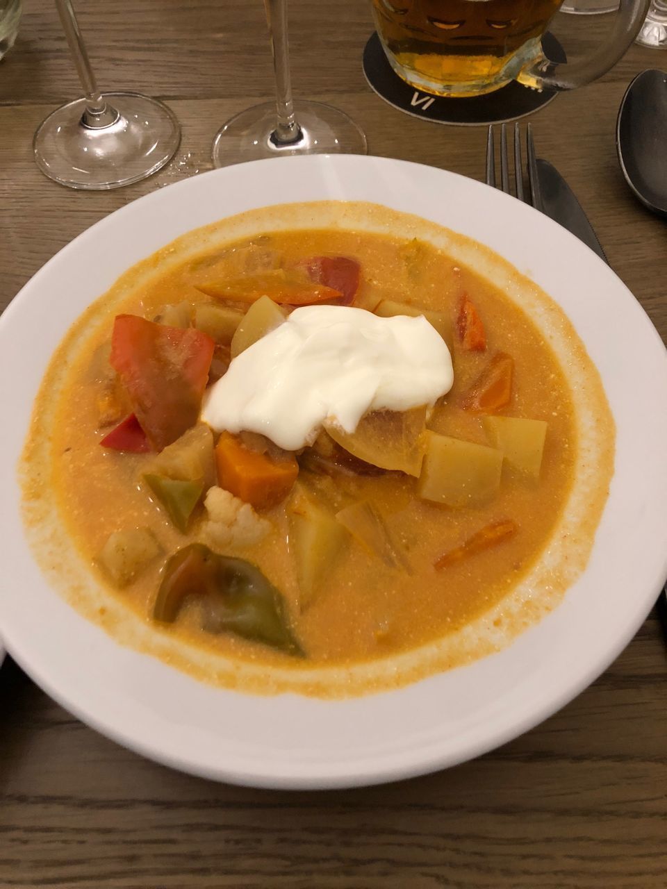 HIGH ANGLE VIEW OF SOUP IN BOWL