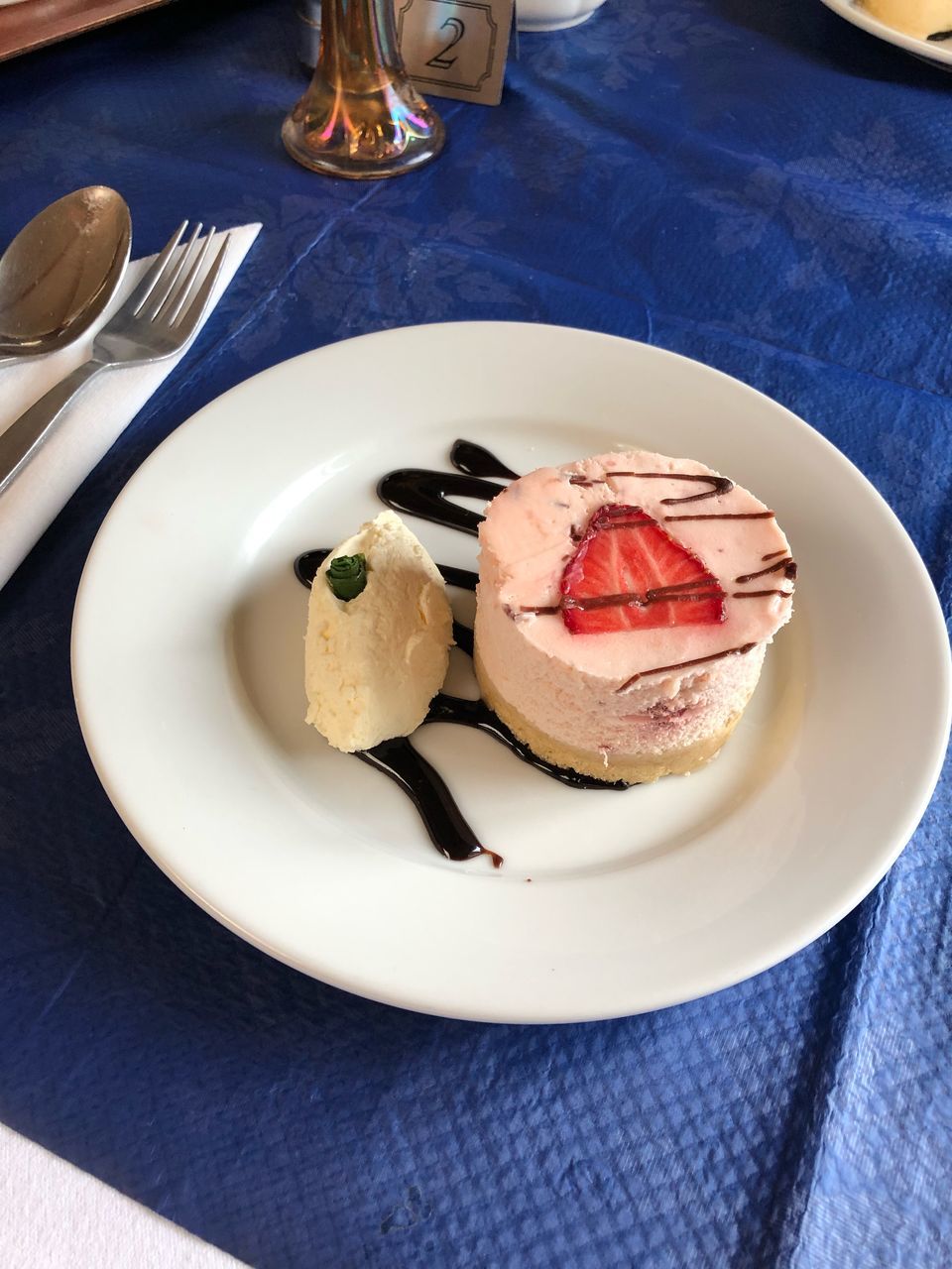 HIGH ANGLE VIEW OF CAKE ON TABLE