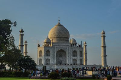 Group of people in front of taj mahal