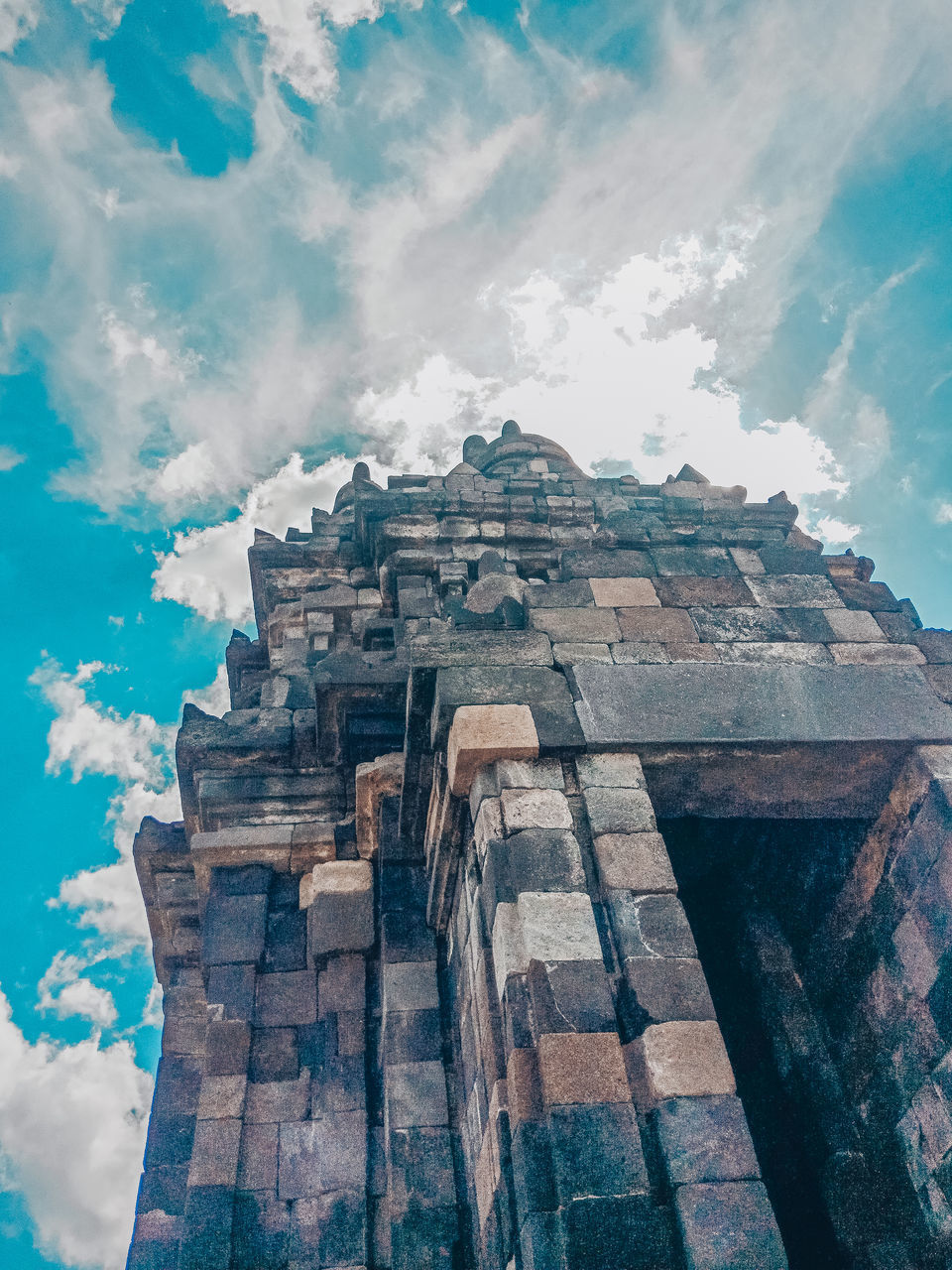 LOW ANGLE VIEW OF HISTORIC BUILDING AGAINST SKY