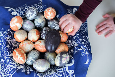 Cropped hand of woman holding eager egg