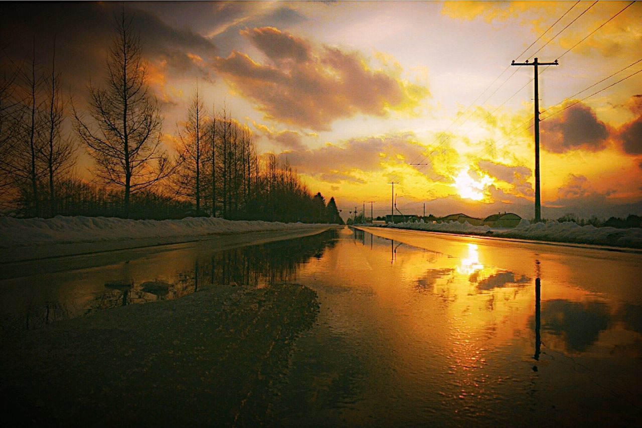 sunset, water, orange color, sky, sun, reflection, scenics, cloud - sky, beauty in nature, transportation, tranquil scene, tranquility, nature, lake, river, idyllic, silhouette, street light, electricity pylon, outdoors