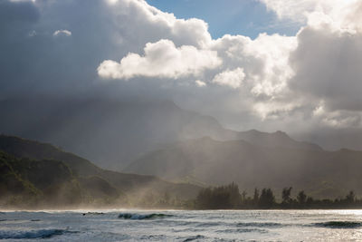 Sceniv view of sea and mountains at waioli beach park, hanalei bay, kauai, hawaii, usa against sky