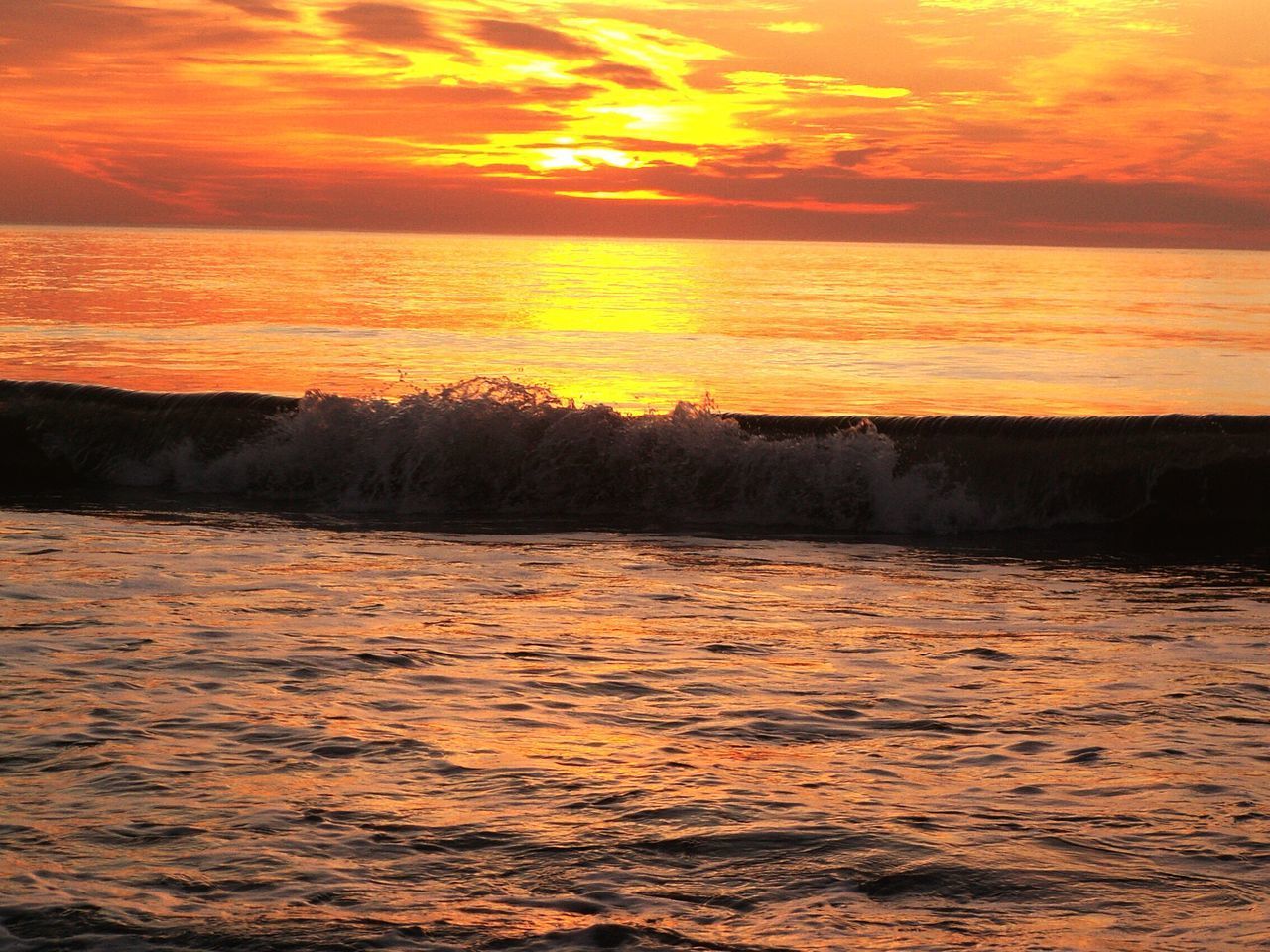 SCENIC VIEW OF SEA AGAINST SKY AT SUNSET