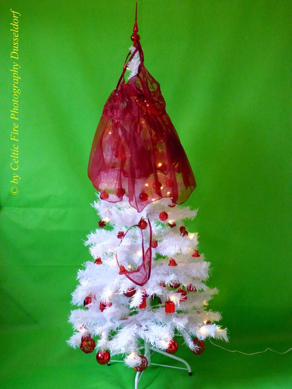 CLOSE-UP OF CHRISTMAS ORNAMENTS HANGING ON TREE