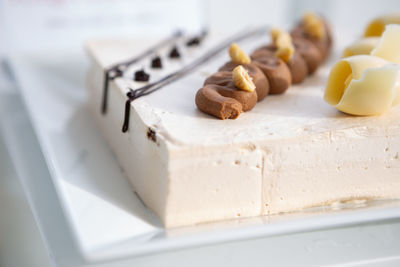 Hanzelnut ice cream cake with white chocolate.