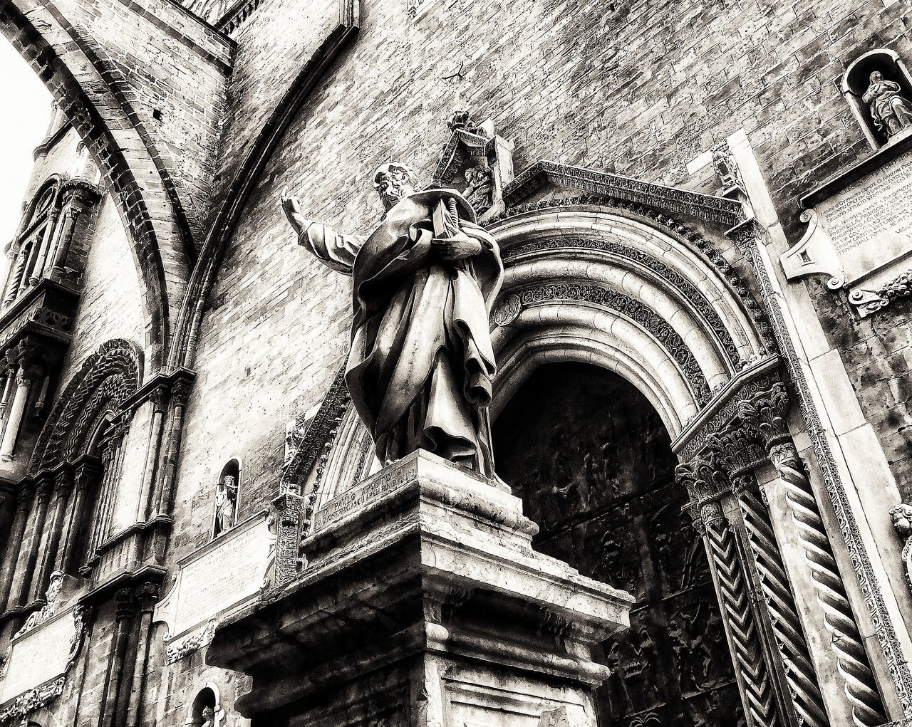 LOW ANGLE VIEW OF STATUE AGAINST SKY