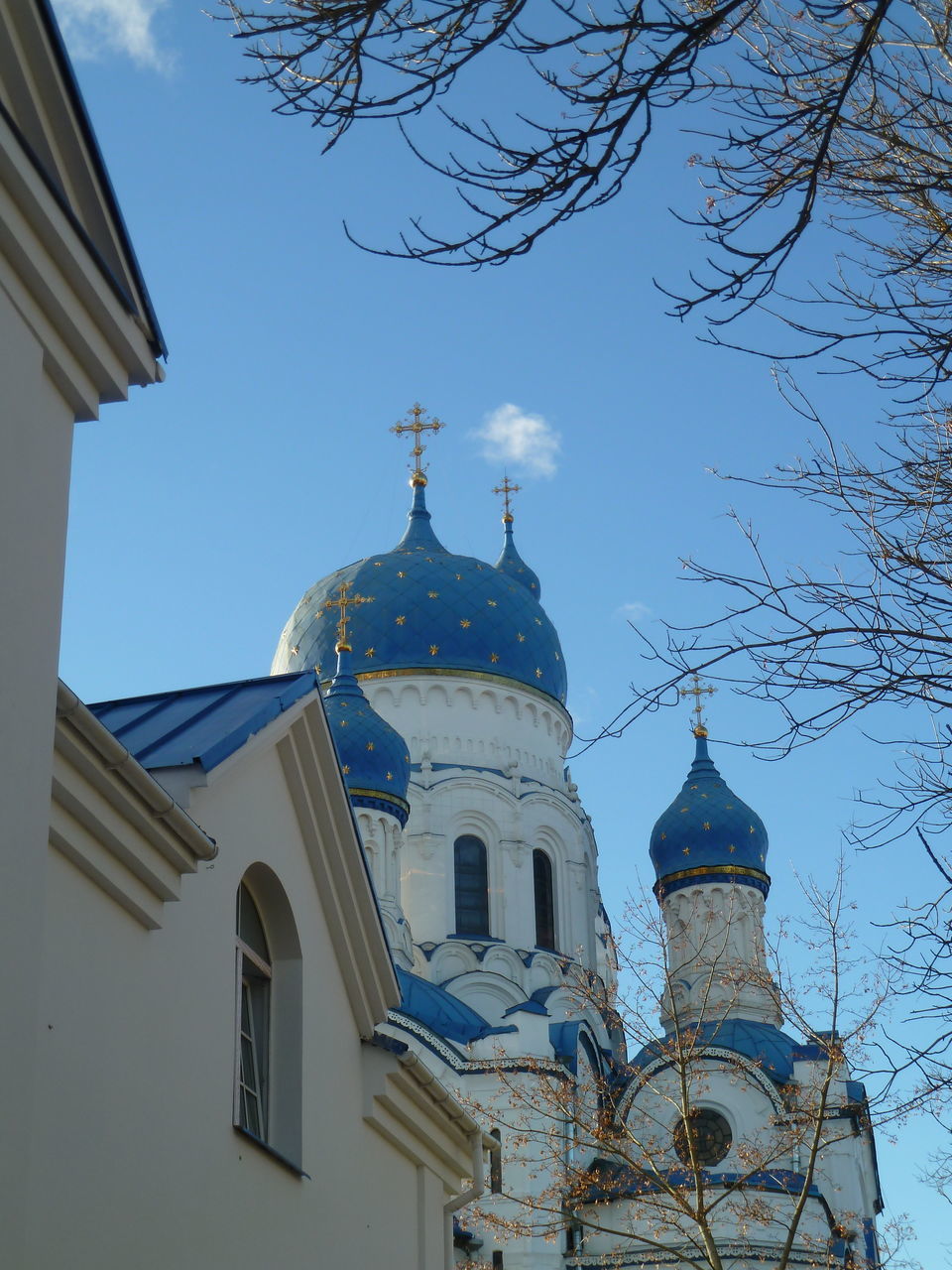 LOW ANGLE VIEW OF CHURCH AND BUILDINGS AGAINST SKY