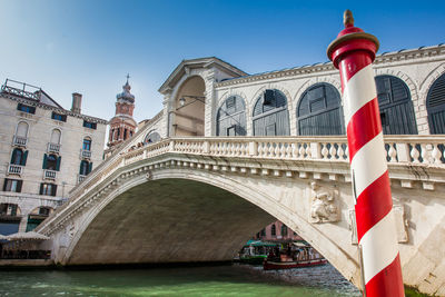 The famous rialto bridge over the grand canal in venice built in 1591