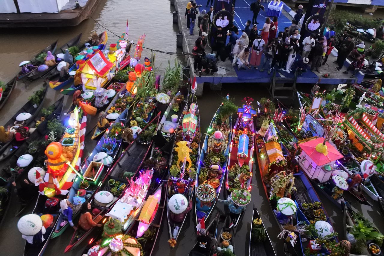 high angle view, retail, crowd, market, large group of objects, multi colored, abundance, for sale, variation, day, market stall, transportation, business, outdoors, public space, flea market, small business, business finance and industry, city, nautical vessel