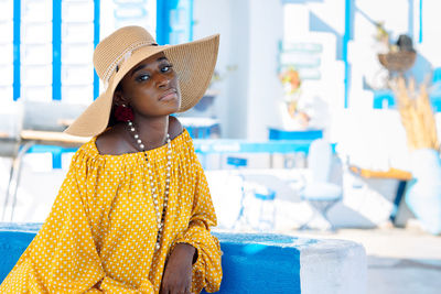 Portrait of beautiful african american model girl in stylish sun hat. fashion black woman 
