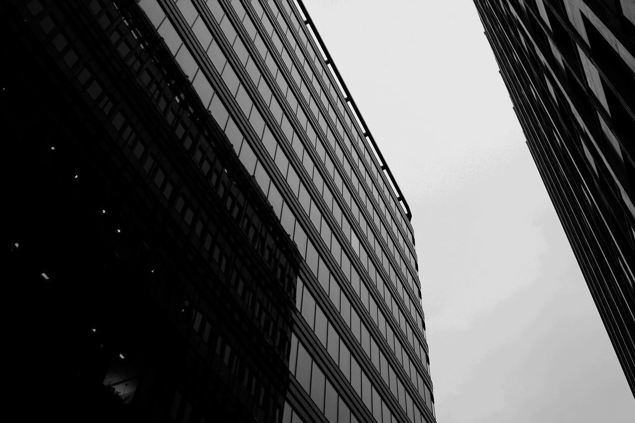 LOW ANGLE VIEW OF MODERN BUILDING AGAINST SKY