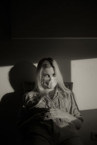 A young woman wearing a face mask to avoid coronavirus