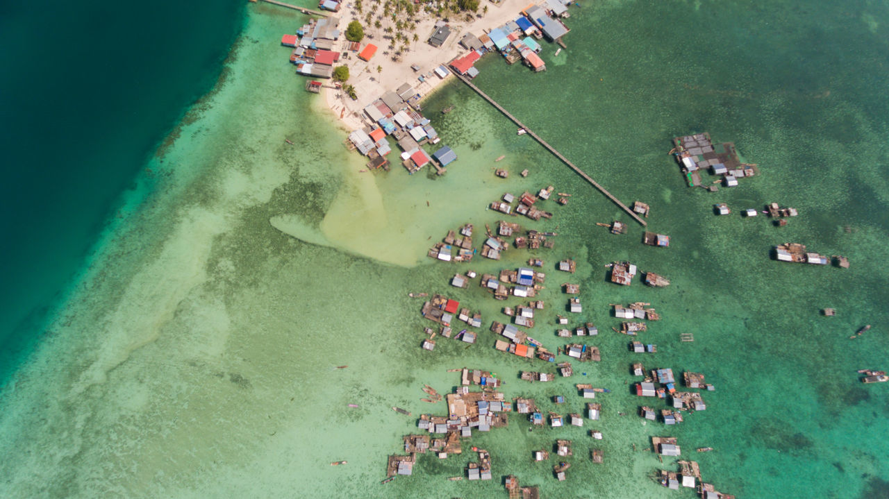 water, high angle view, crowd, group of people, day, nature, transportation, outdoors, nautical vessel, sea, large group of people, mode of transportation, real people, aerial view, architecture, beach, leisure activity, travel, swimming pool