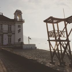 Statue by sea against sky