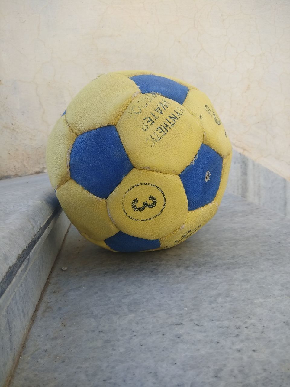 HIGH ANGLE VIEW OF BALL ON TABLE