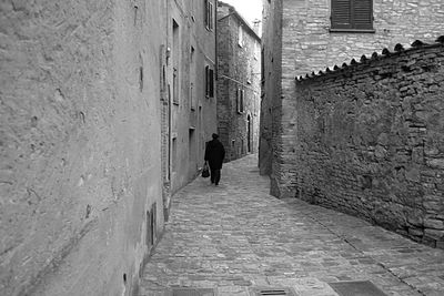 Narrow alley in alley