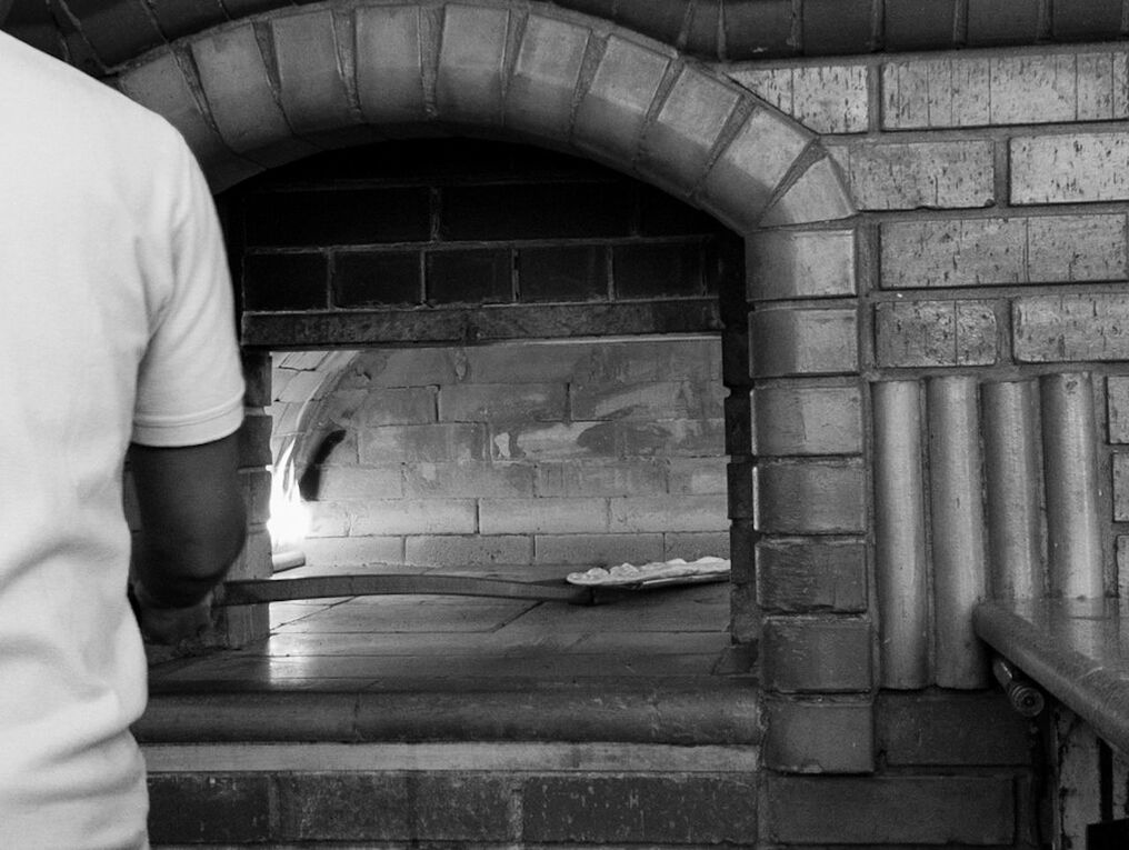 MIDSECTION OF MAN WORKING IN KITCHEN